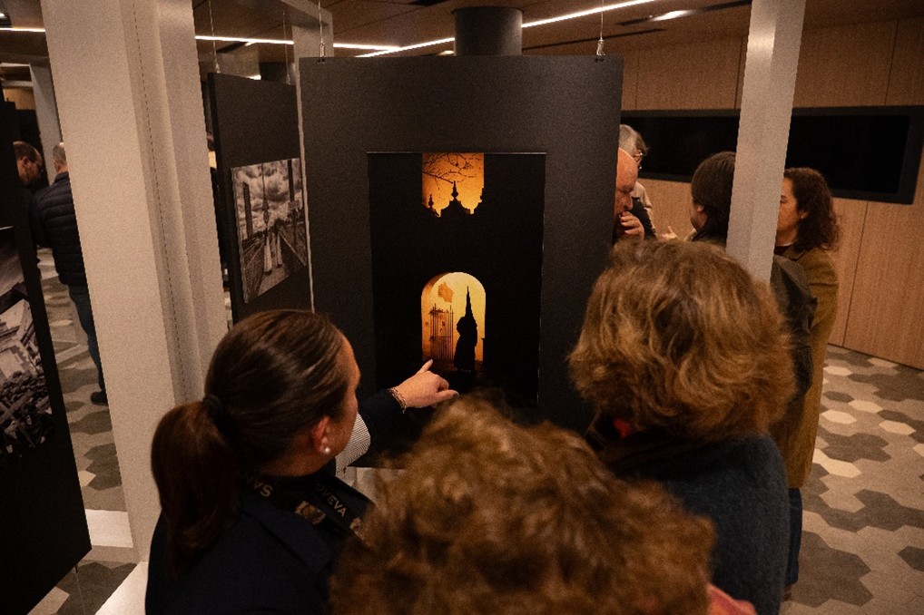 Visitantes consultando el directorio de la Exposición del Concurso de Fotografía en Hispano Happiness Club