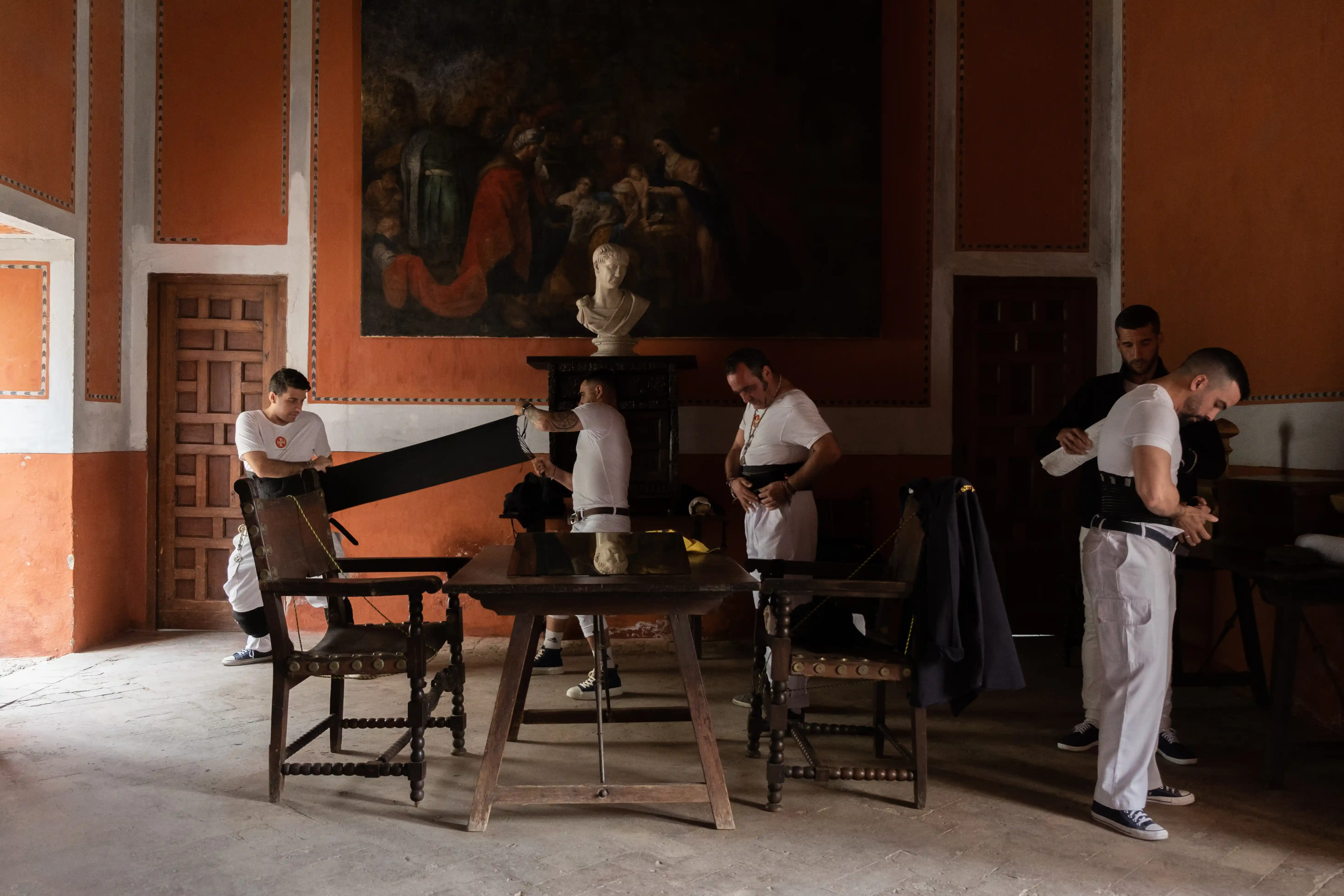 Primer premio 2023 concurso fotografía cofrade Hispano Happiness Club – costaleros preparándose en interior histórico.