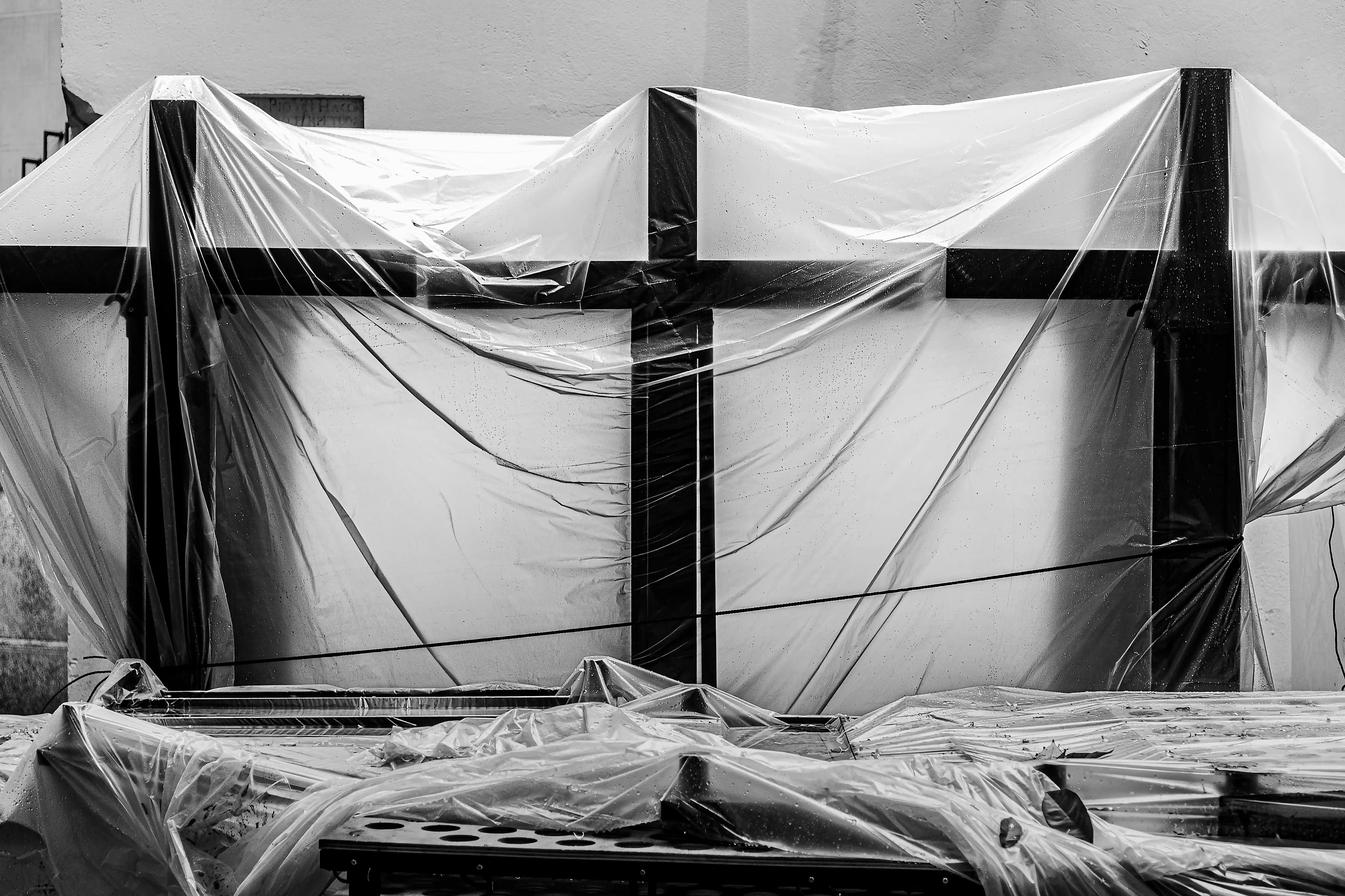 Primer premio 2024 concurso fotografía cofrade Hispano Happiness Club – cruces cubiertas con plástico en blanco y negro.