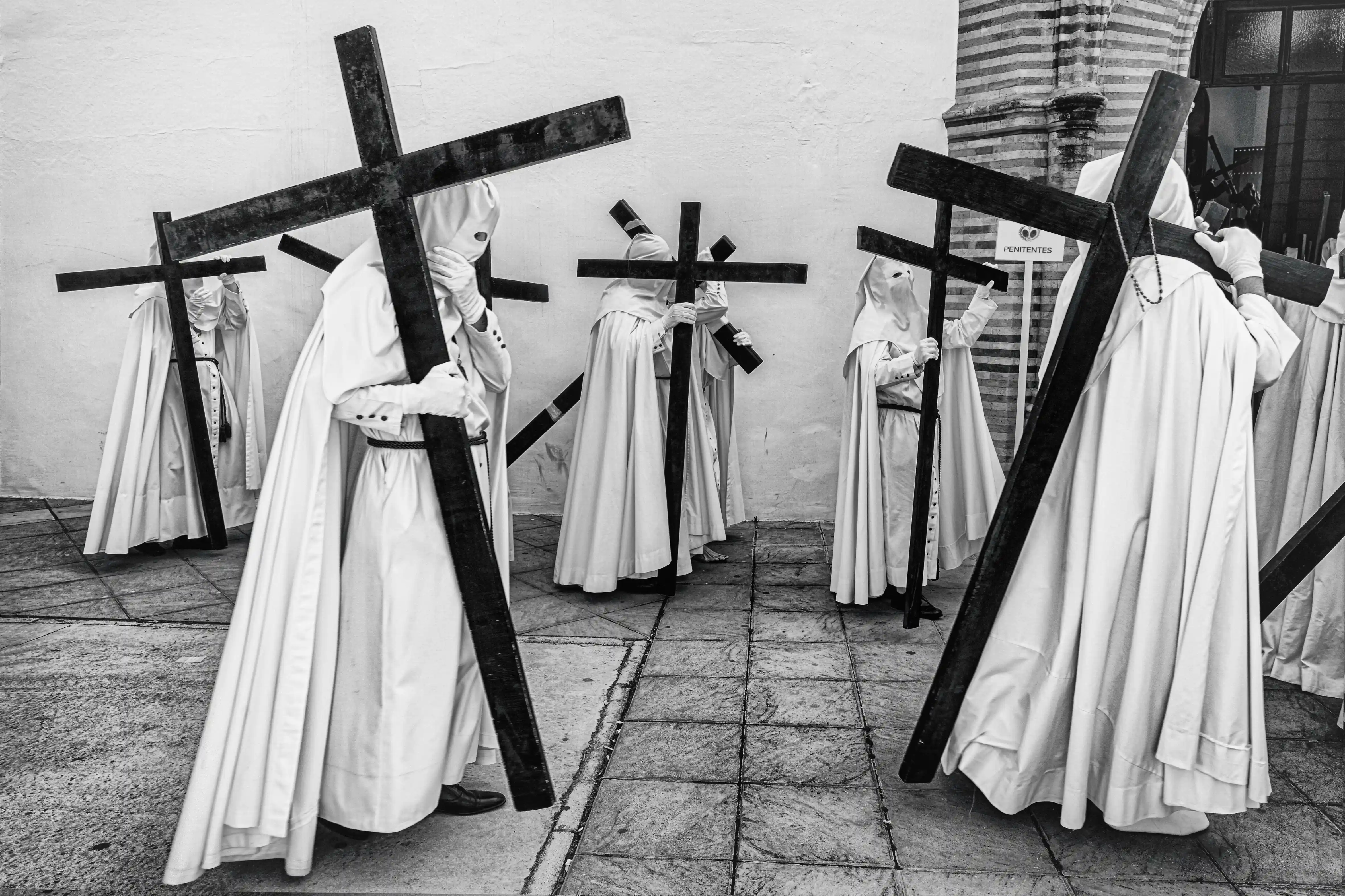 Segundo premio 2022 fotografía Semana Santa Hispano Happiness Club – nazarenos con cruces en procesión.