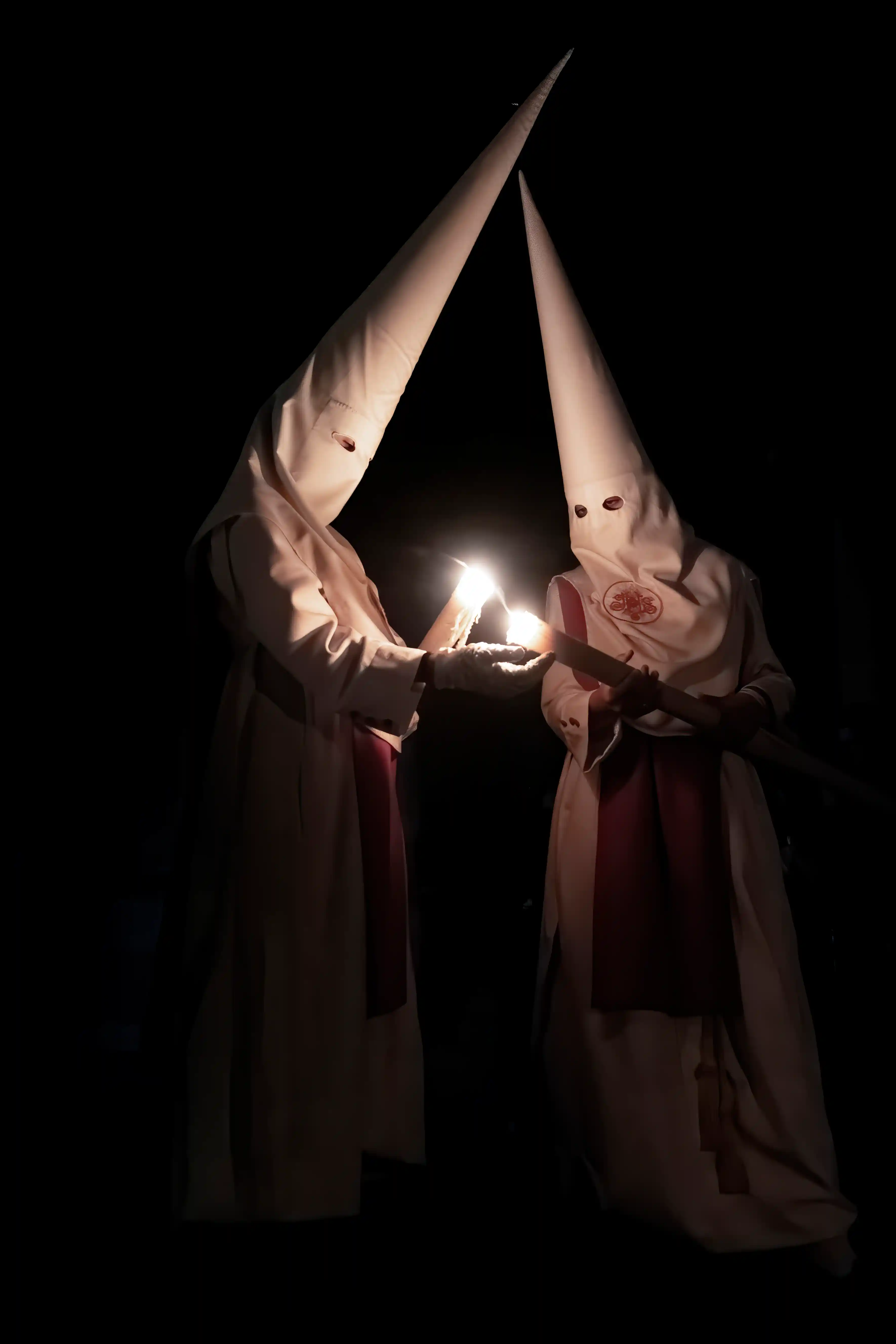 Segundo premio 2023 fotografía Semana Santa Hispano Happiness Club – nazarenos encendiendo cirios en la noche.