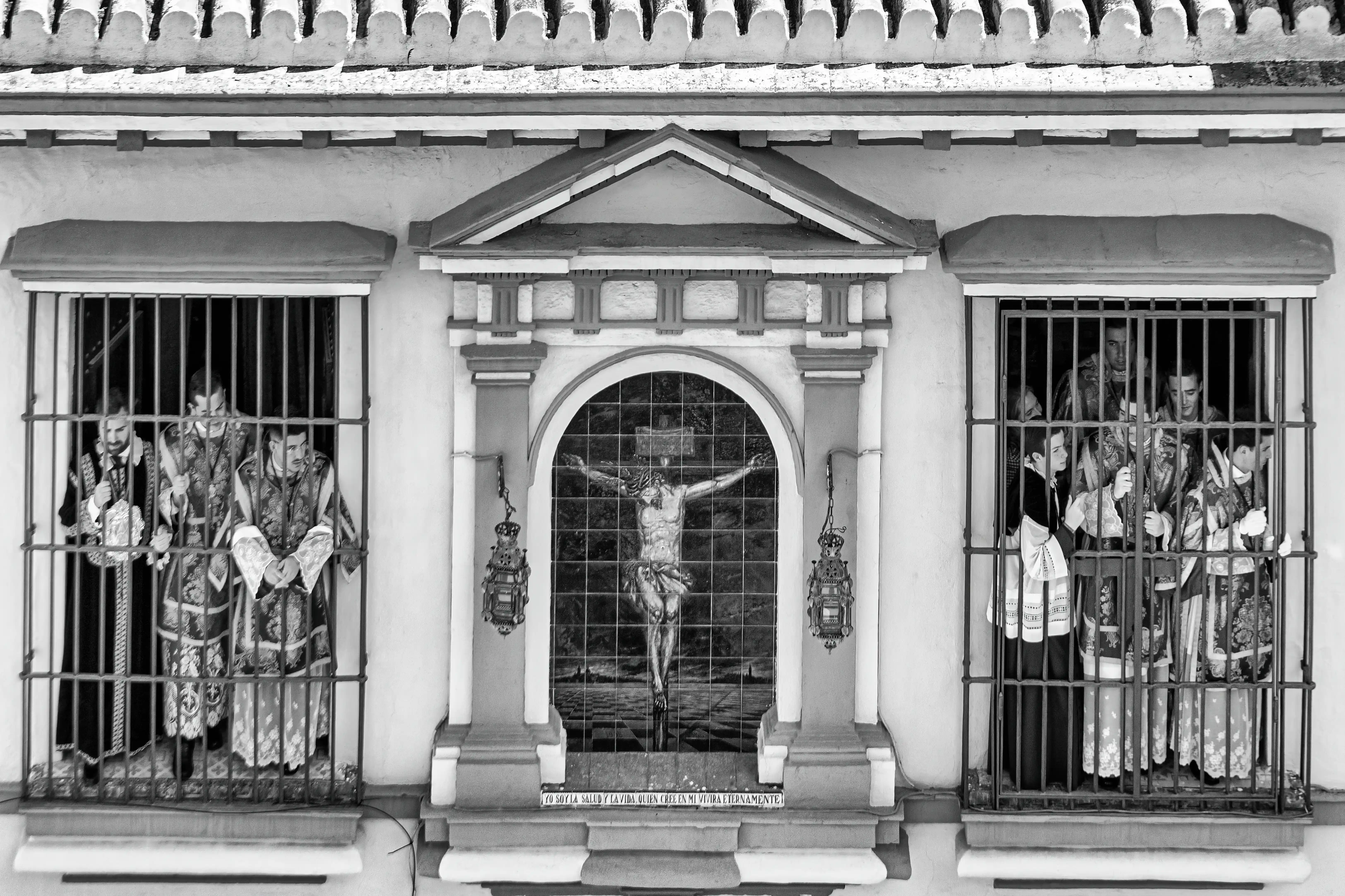 Tercer premio 2022 concurso fotografía cofrade Hispano Happiness Club – retablo central y participantes tras rejas.