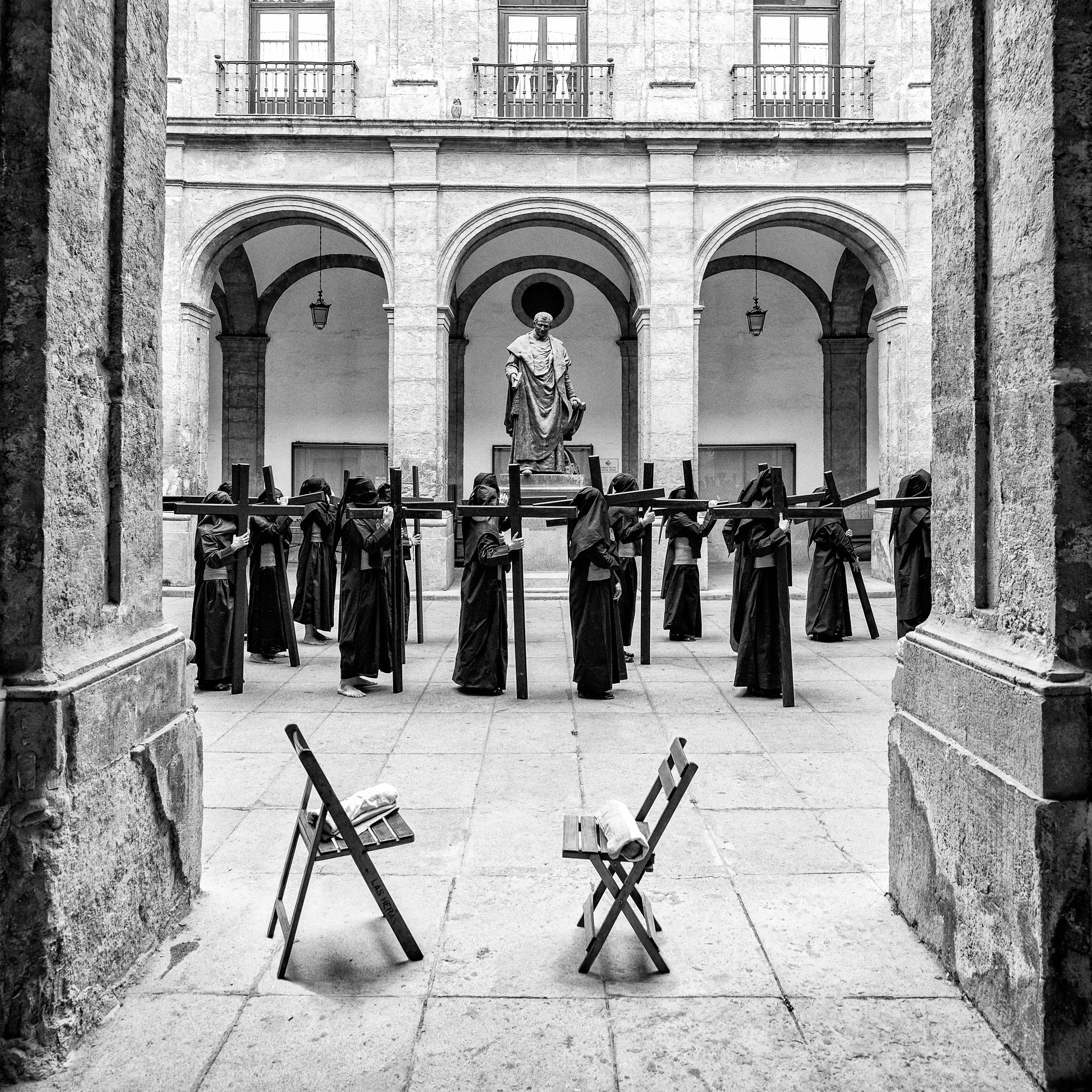 Tercer premio 2023 concurso fotografía cofrade Hispano Happiness Club – nazarenos con cruces en claustro histórico.