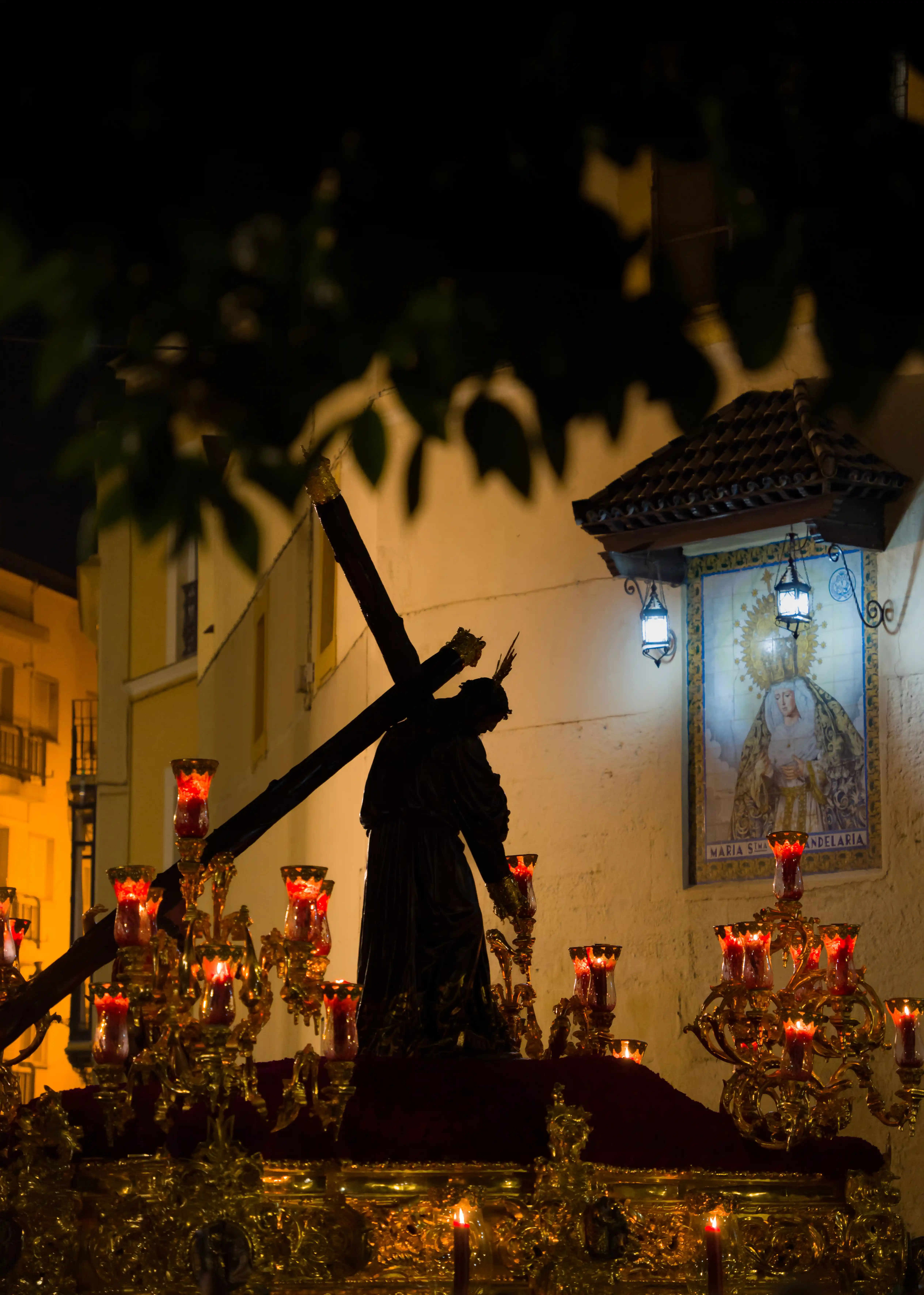 Tercer premio 2024 concurso fotografía cofrade Hispano Happiness Club – paso procesional nocturno con candelabros dorados.