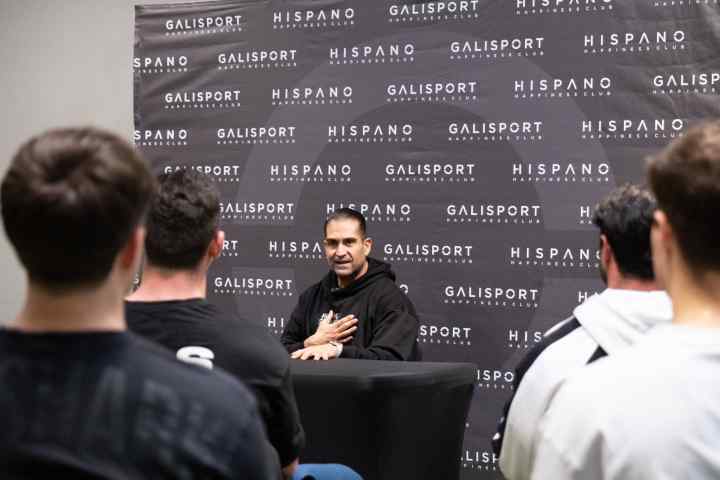 Raúl Carrasco en el clínic de nutrición y entrenamiento organizado por Hispano Happiness Club Alt